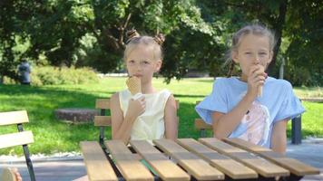 niñas pequeñas comiendo helado al aire libre en verano en un café al aire libre video