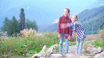 mooi gelukkig weinig meisjes in bergen in de achtergrond van mist video