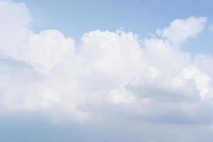 hermosa nube en azul cielo como un antecedentes foto