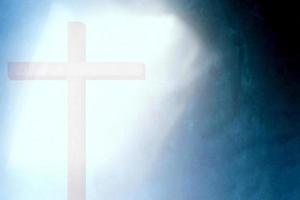 resumen de Cristo cruzar en oscuro cueva con ligero filtración, adecuado para cristiano religión concepto. foto