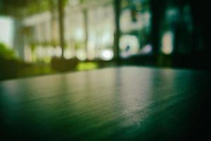 cerca arriba superficie de de madera mesa en café con bokeh antecedentes. selectivo atención foto