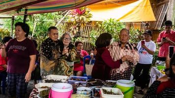 sur minahasa, Indonesia enero 2023, el familia obtener juntos en Días festivos foto