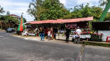 tomohon, indonesia diciembre de 2022, una bulliciosa floristería antes del nuevo año foto