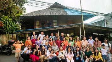 tomohon, Indonesia diciembre 2022, familia obtener juntos a el Días festivos foto