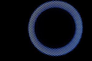 círculo azul en la oscuridad. resplandor llevado. fondo abstracto en negro. estructura de malla. foto
