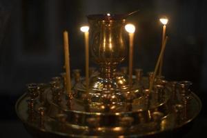 velas en templo. cera velas son incendio. religioso rito. detalles de fe. foto