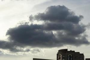 nube sobre la ciudad. clima nublado afuera. precipitación. foto