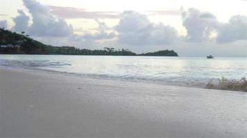 incrível belo pôr do sol em uma praia exótica do Caribe video
