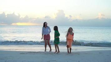 adorables petites filles et jeune mère sur la plage blanche video