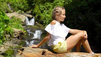 liten flicka njuter se av vattenfall i krasnay poliana video