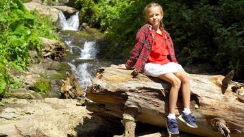 menina apreciando a vista da cachoeira em krasnay poliana video