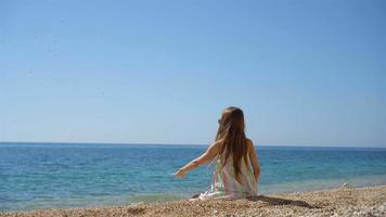 jolie petite fille à la plage pendant les vacances d'été video