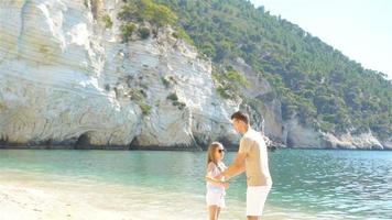 père heureux et son adorable petite fille à la plage video