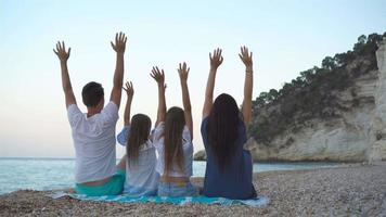 glückliche schöne familie mit kindern am strand video