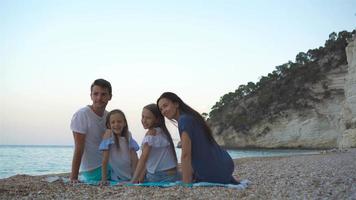 belle famille heureuse avec des enfants sur la plage video