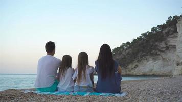 gelukkig mooi familie met kinderen Aan de strand video