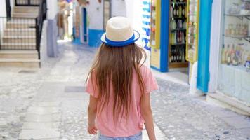 adorable niña en ciudad europea al aire libre video