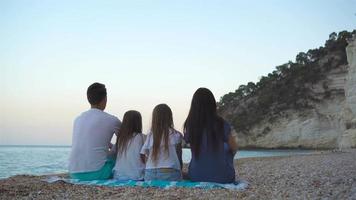 contento bellissimo famiglia con bambini su il spiaggia video