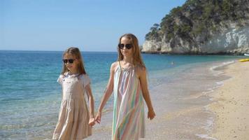 niñas divirtiéndose en la playa tropical durante las vacaciones de verano video