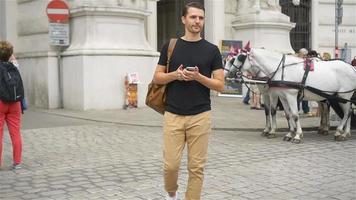 Tourist man enjoying a stroll through Vienna and looking at the beautiful horses in the carriage video