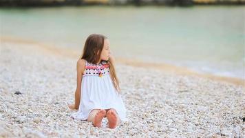 niña linda en la playa durante las vacaciones de verano video