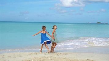 aanbiddelijk weinig meisje hebben een veel van pret Bij tropisch strand spelen samen