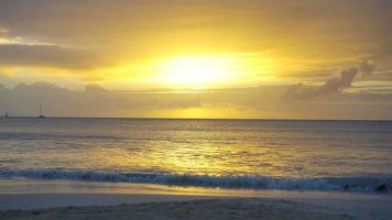 incrível belo pôr do sol em uma praia exótica do Caribe. video