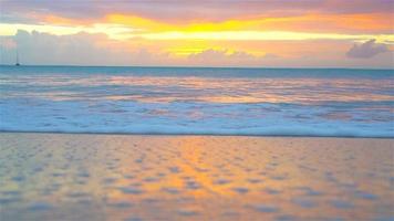 asombrosa hermosa puesta de sol en una exótica playa caribeña video