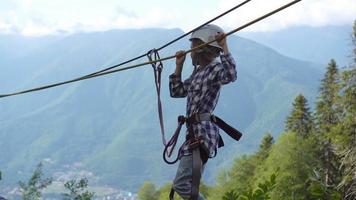 il corda ponte su il superiore di montagna di rosa khutor, Russia video