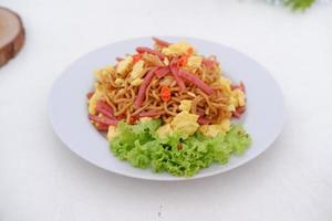 fried noodle with sliced meat and omelet photo