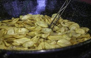 fritura patatas con petróleo foto