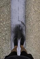 pies de hombre en el asfalto foto