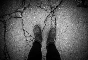 pies de hombre en el asfalto foto