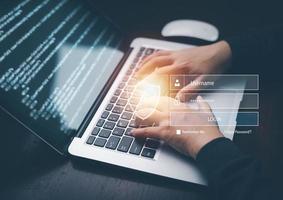 ordenador portátil con ciber seguridad con código html y programación en pantalla computadora portátil, programador desarrollo computadora codigo web diseño codificación tecnología en software, digital software tecnología desarrollo, iot foto