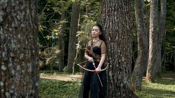 tiro al arco mujer siendo pánico en el selva porque ellos Escuchó un enemigo sonido video