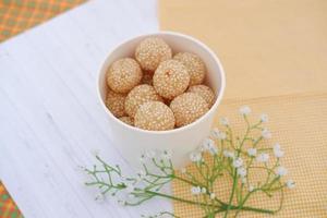 round cake filled with green beans as a background photo