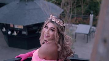 uma rainha real curtindo o palácio da escada enquanto ela usava um vestido rosa video