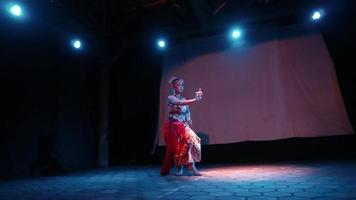 un mujer Moviente su manos mientras bailando solitario con el energía de ira video