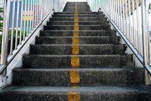 hormigón escalera de paso superior con amarillo línea en suelo. foto