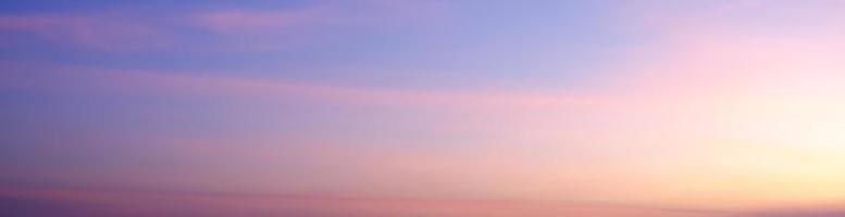 hermosa amanecer cielo con ligero haz fondo, adecuado para cartelera encabezamiento bandera sitio web. foto