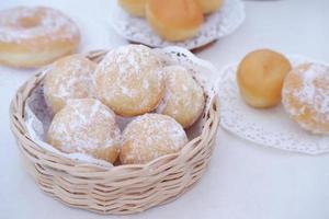 delicioso bola de nieve rosquillas como un antecedentes foto