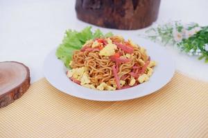 fried noodle with sliced meat and omelet photo