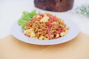 fried noodle with sliced meat and omelet photo