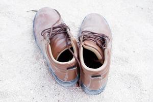 marrón botas en el playa foto