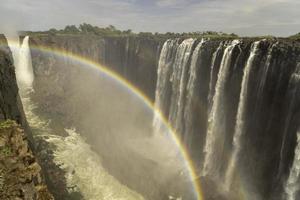 un arco iris terminado victoria caídas, Zimbabue, África. foto