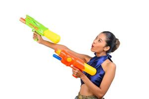 retrato de mujer bonita en el festival de songkran con pistola de agua foto