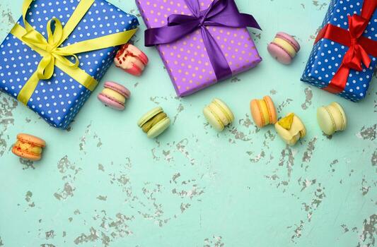varios regalo cajas con atado arcos y horneado pasta en un verde antecedentes foto