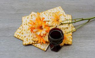 vino y matzoh judío Pascua un pan matzo foto