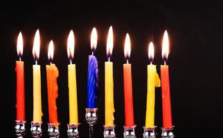 el encendido de las velas de hanukkah foto