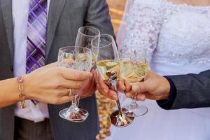 la novia y las damas de honor celebran beber champán de las copas foto